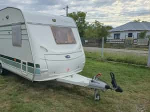 Rulota Chateau Lunar 430, An 2005, 2 zone, Pat matrimonial, Panouri solare, boiler gaz, full of camping