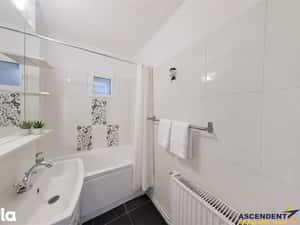 Apartament 3 camere, decomandat, cu 2 bai, etaj 1, Bartolomeu, Brasov — miniatura 6