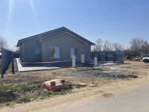 Vand 1/2 duplex, 3 dormitoare, 2 bai, mosnita noua, 120000 euro