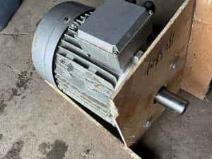 Motor NOU 5,5 kw—1450 rot/min, 7,5 HP, CHT, made in ITALY — miniatura 2