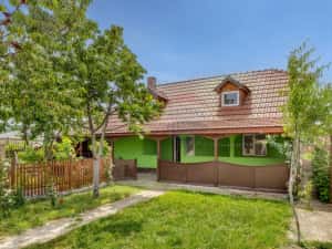 Casa compusa din doua corpuri in aceeasi curte