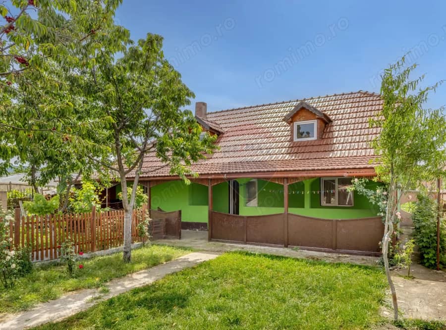 Casa compusa din doua corpuri in aceeasi curte — fotografie 1 din 9
