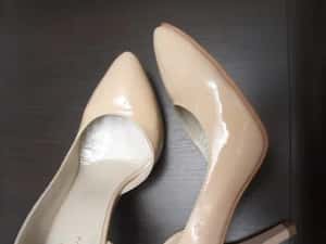 Pantofi bej din piele lacuita — miniatura 2