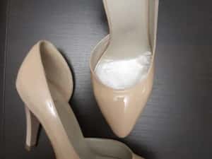 Pantofi bej din piele lacuita — miniatura 3
