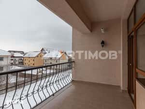 Apartament mobilat 3 camere bloc tip vila zona Coresi — miniatura 5