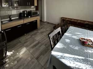 Apartament 2 Camere Parneava De Inchiriat La Casa — miniatura 2
