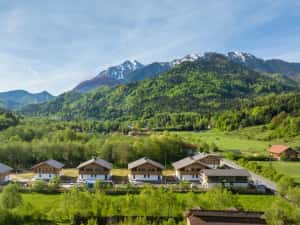 La poalele Bucegilor, ultimul chalet din proiectul Alpinia · Râșnov
