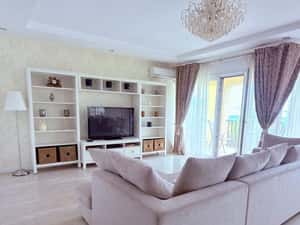 Apartament 3 camere, 2 locuri de parcare, terasa cu vedere la piscina!