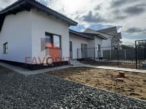 Duplex pe Parter | 2 bai | Teren generos | Toate utilitatile — miniatura 2