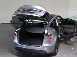 Tesla Model Y SUV 514 cp, 41.757 km, Second-hand — miniatura 6