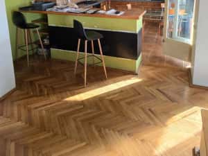 Apartament 3 camere Tip Samanta cu scara interioara Saguna langa Casa de Pensii amenajat centrala — miniatura 3