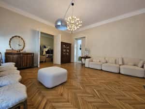 Piata Unirii! Cladire renovata!. Vedere pe pietonala! Lift! — miniatura 2