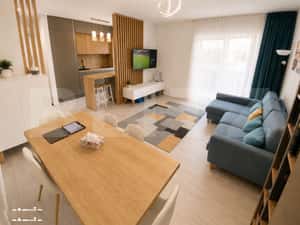 Apartament 3 camere, gradina proprie si terasa 40 mp, garaj, zona Camp — miniatura 1