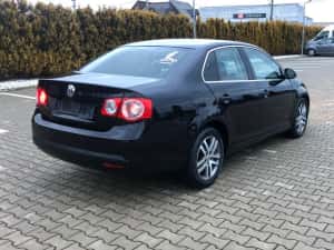 VW Jetta an 2010 motor 1.6tdi 105cp climatic navigatie parktronic incalzire scaune — miniatura 3