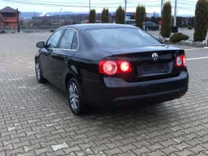VW Jetta an 2010 motor 1.6tdi 105cp climatic navigatie parktronic incalzire scaune — miniatura 4