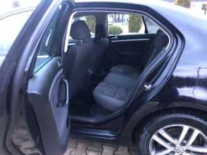 VW Jetta an 2010 motor 1.6tdi 105cp climatic navigatie parktronic incalzire scaune — miniatura 8
