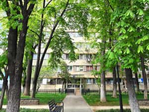 Militari-Iuliu Maniu-stradal Et.5 Liber, Luminos, Vedere Sud spre un spatiu mare si verde Necesita renovare Pret neg. COMISION 0 pt. CUMPARATOR