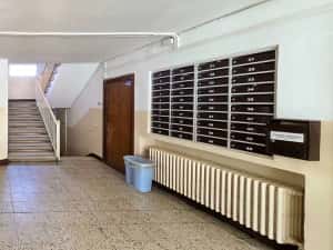 Militari-Iuliu Maniu-stradal Et.5 Liber, Luminos, Vedere Sud spre un spatiu mare si verde Necesita renovare Pret neg. COMISION 0 pt. CUMPARATOR — miniatura 2