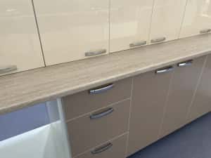 Mobila lucioasa , capucino cu crem 260 cm noua ! — miniatura 6