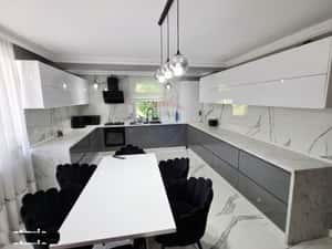 Apartament cu 5 camere de vânzare în zona Precista
