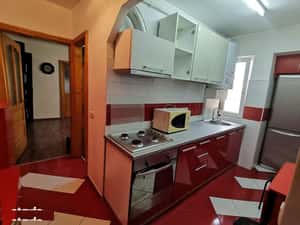 INCHIRIEZ apartament 2 camere , renovat,zona Vasile Aaron — miniatura 3