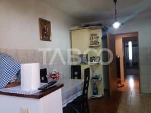 Apartament decomandat 3 camere 2 bai etaj 3 balcon zona buna Cisnadie — miniatura 2