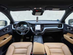 Volvo XC60 2018 / 4 x 4 / Keyless / Bord digital / Led / — miniatura 7