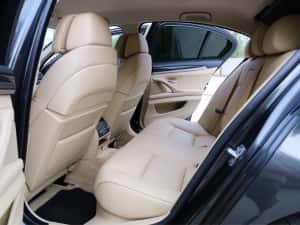 BMW M550i F10 2010 — miniatura 8