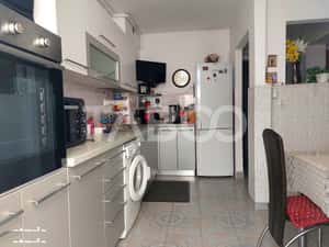 Apartament 55 mp 3 camere etaj 3 balcon pivnita Piata Noua Cisnadie — miniatura 3
