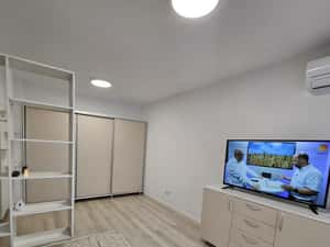 Apartament cu o camera, decomandat, etaj 5, 41mp, 400 euro — miniatura 2