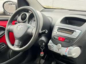 Vand Toyota Aygo 1.0 Benzina 2014 înmatriculată RO impecabila posibilitate rate / leasing / finantare urgent — miniatura 6