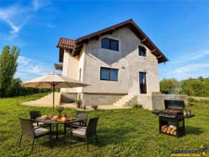 Constructie noua,elegant finisata si echipata,parc privat:1.500 mp, Persani, Brasov