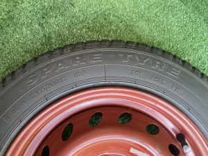 Roata rezerva originala Fiat 500 Lancia 4X98 cu anvelopa 135 80 13 — miniatura 3