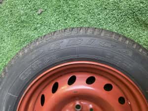 Roata rezerva originala Fiat 500 Lancia 4X98 cu anvelopa 135 80 13 — miniatura 4