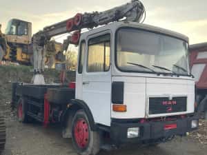 man cu macara , macara pe camion, macara constructii, camion macara, — miniatura 1