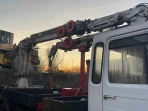 man cu macara , macara pe camion, macara constructii, camion macara, — miniatura 2