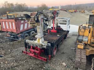 man cu macara , macara pe camion, macara constructii, camion macara, — miniatura 3