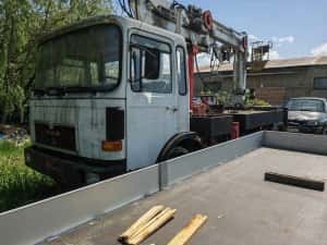 man cu macara , macara pe camion, macara constructii, camion macara, — miniatura 4