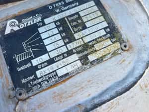 man cu macara , macara pe camion, macara constructii, camion macara, — miniatura 8