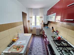 Vând apartament 3 camere etaj 1 mobilat și utilat — miniatura 5
