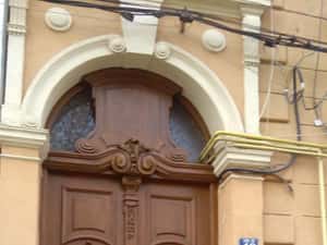 Reconditionez porti la case istorice