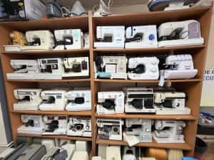 Masini de cusut si surfilat casnice sau semi industriale made in Germany — miniatura 1