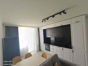 Inchiriez apartament 3 camere+curte