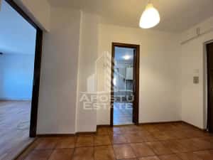 Apartament cu 3 camere, 2 bai, decomandat, centrala proprie, Sagulu — miniatura 8