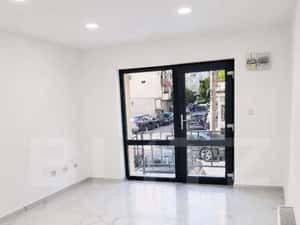 Apartament 3 camere, parter inalt, finisat — miniatura 2