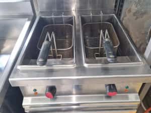 Friteuza 1 sau 2 cuve mari, la 380v, cu robinet golire — miniatura 3