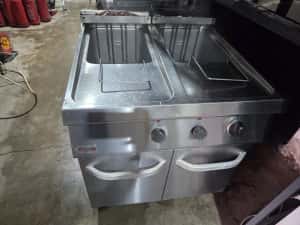 Friteuza 1 sau 2 cuve mari, la 380v, cu robinet golire — miniatura 9