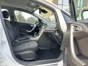 Opel Astra J Hatchback/ 1.7CDTI//6+1Trepte 2010/Euro5/anvelope Noi/ Climatronitc/Foarte intretinut — miniatura 7