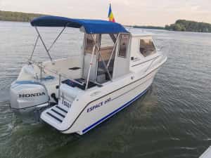 Barcă cabinata cu motor — miniatura 3