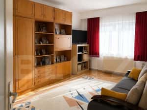 Apartament decomandat cu 2 camere, 53 mp, zona centrala, etaj 3